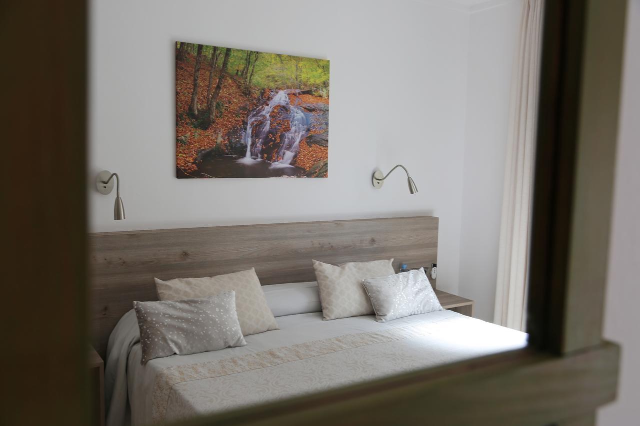 Hostal Torras Sant Hilari Sacalm Exterior photo